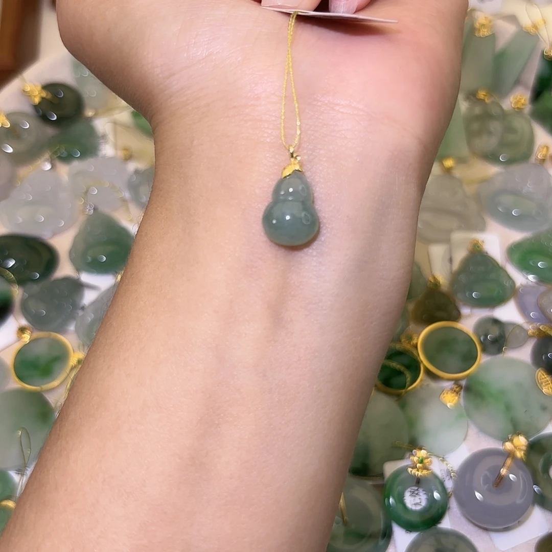 翡翠18K金镶嵌颈饰葫芦