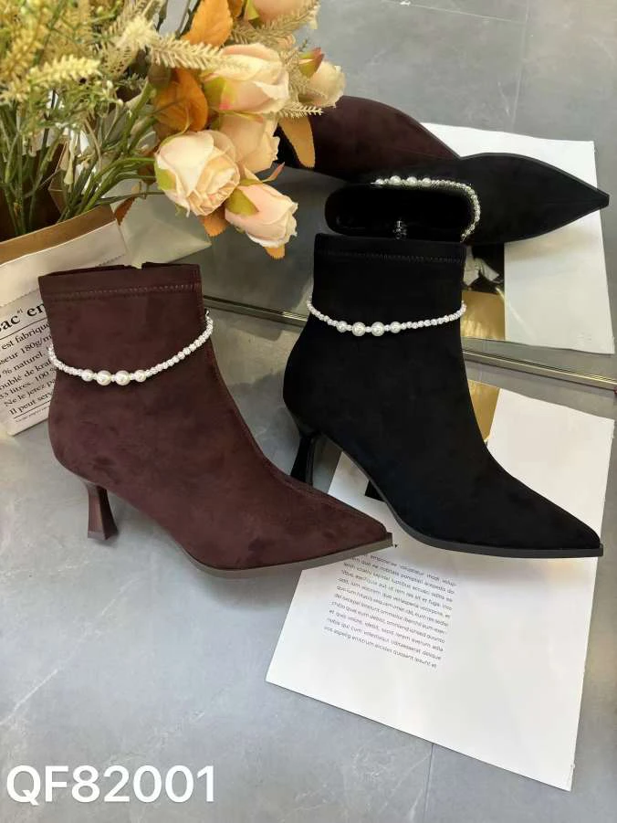 82001气质女人尖头羊猄绒珍珠一字带细跟小短靴2024新款洋气靴子