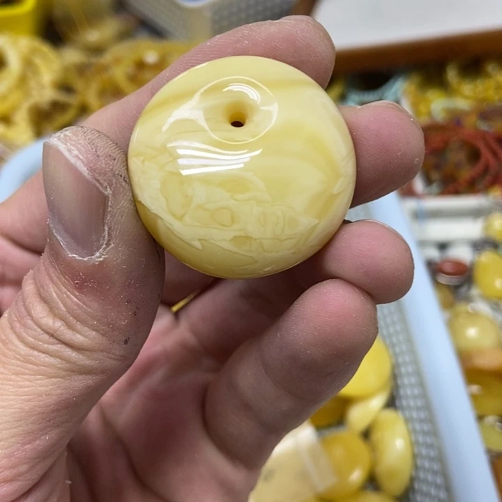 蜜蜡未镶嵌裸石吊坠