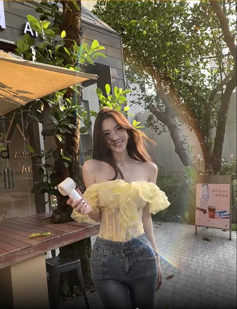 2025秋季新款纯欲风一字肩荷叶边收腰上衣配气质显瘦牛仔裤两件套