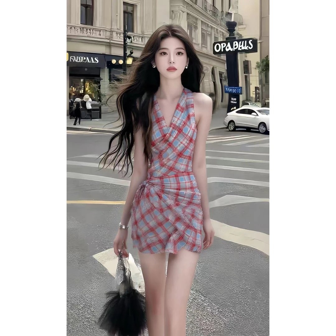 法式温柔知性风氛围感V领无袖露肩修身收腰格子连衣裙女时尚女装