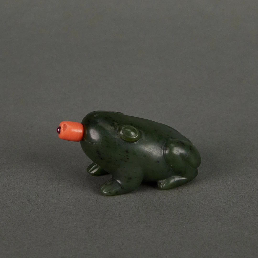 LOT 120211 民国 碧玉蛙形鼻烟壶