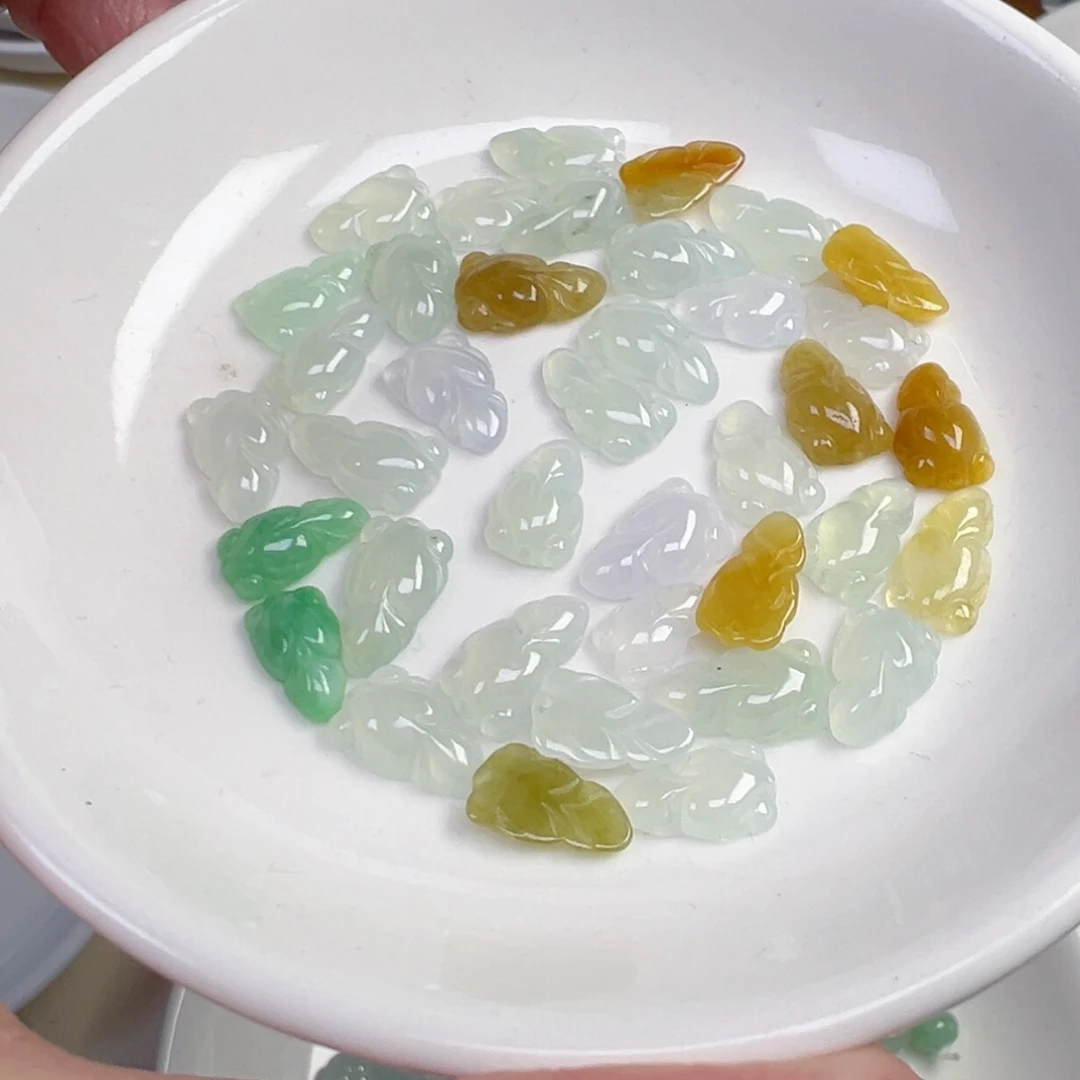 翡翠散珠金鱼一条