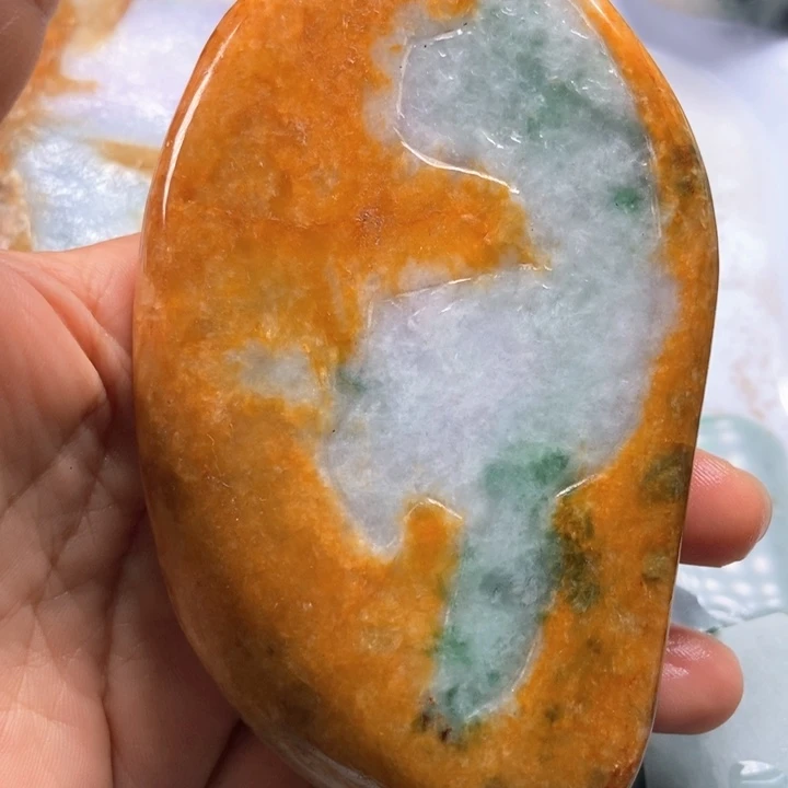 翡翠未镶嵌颈饰本*人翡翠