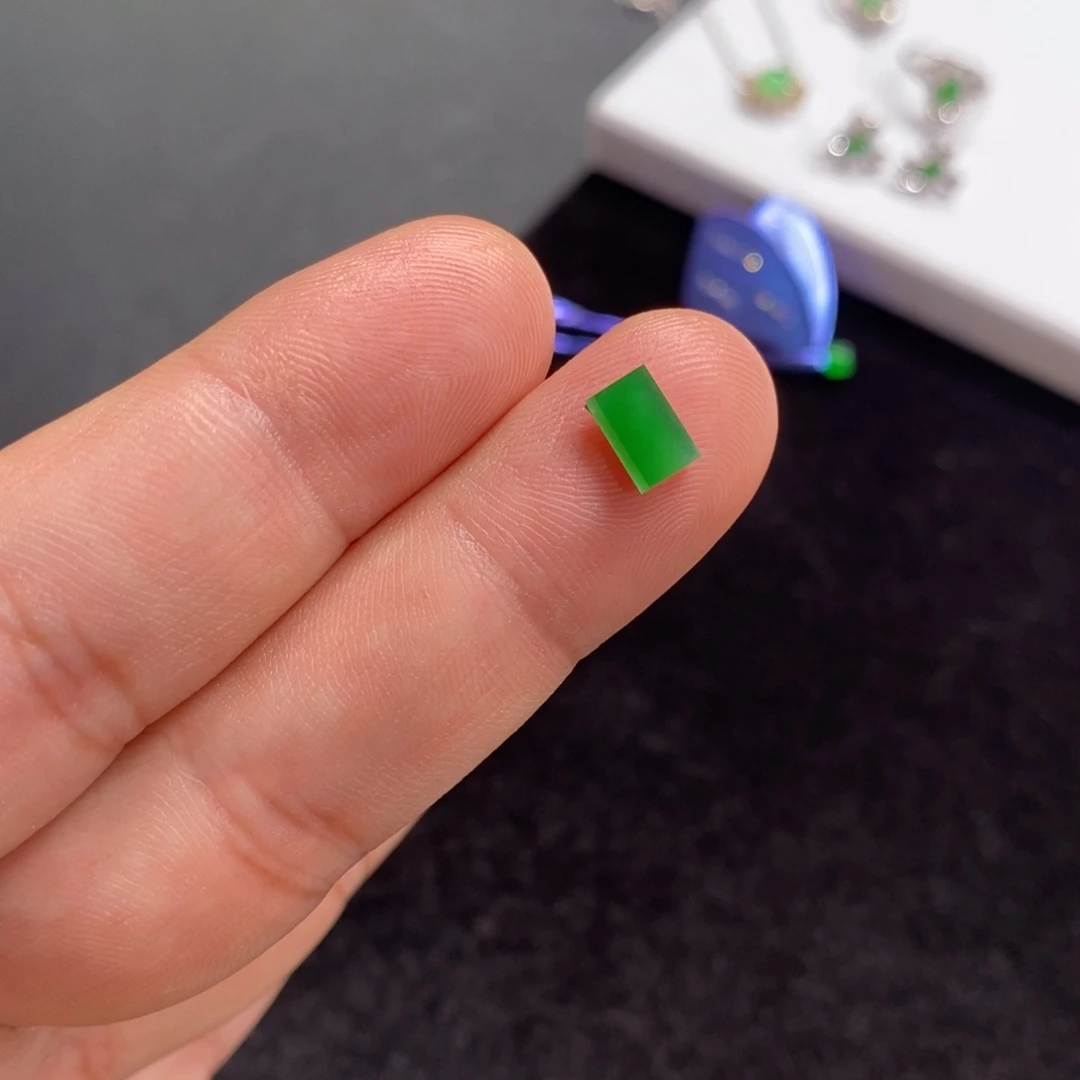 翡翠裸石阳绿马鞍