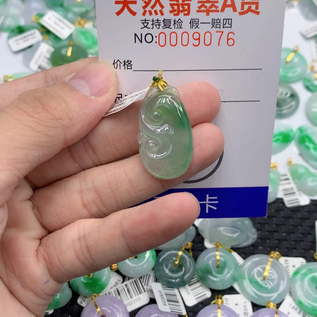 翡翠未镶嵌颈饰如意