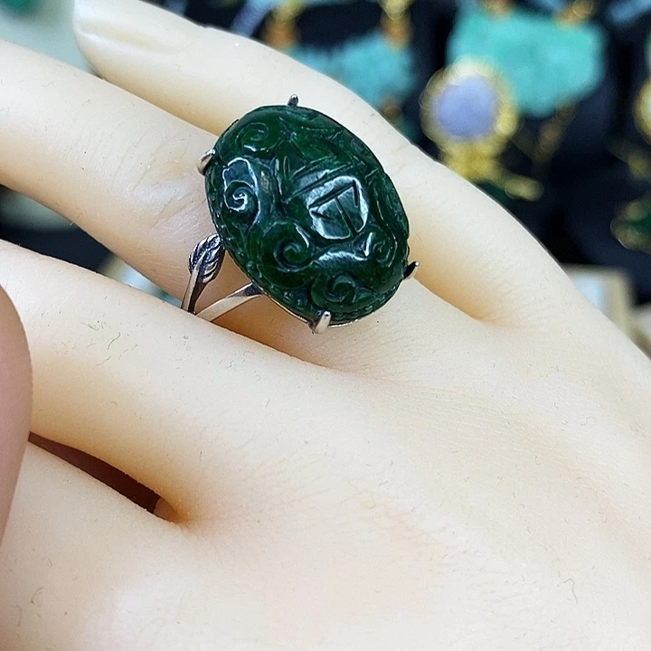 翡翠未镶嵌颈饰戒指