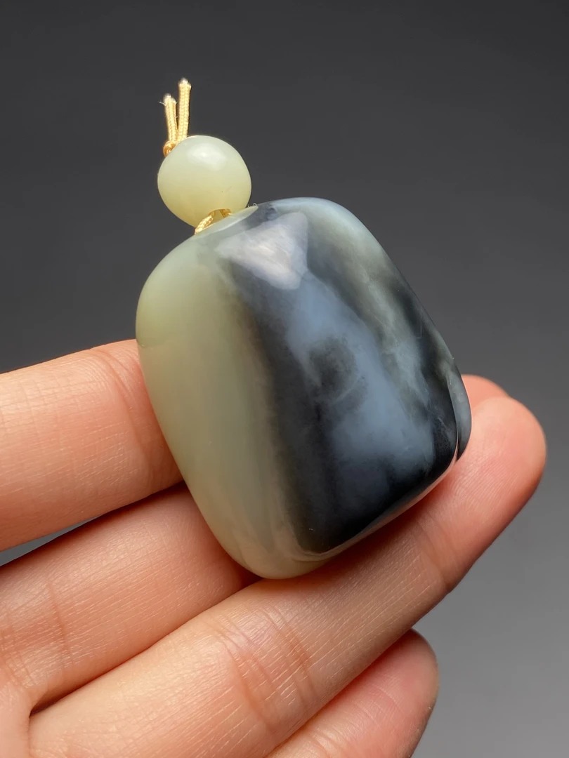 和田玉青花《石来运转》玉质超细腻超油润 尺寸35*30*21.6mm重43克