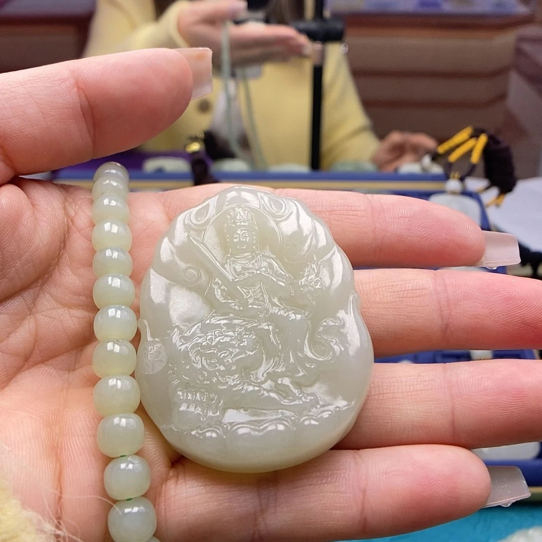 和田玉颈饰未镶嵌無***?