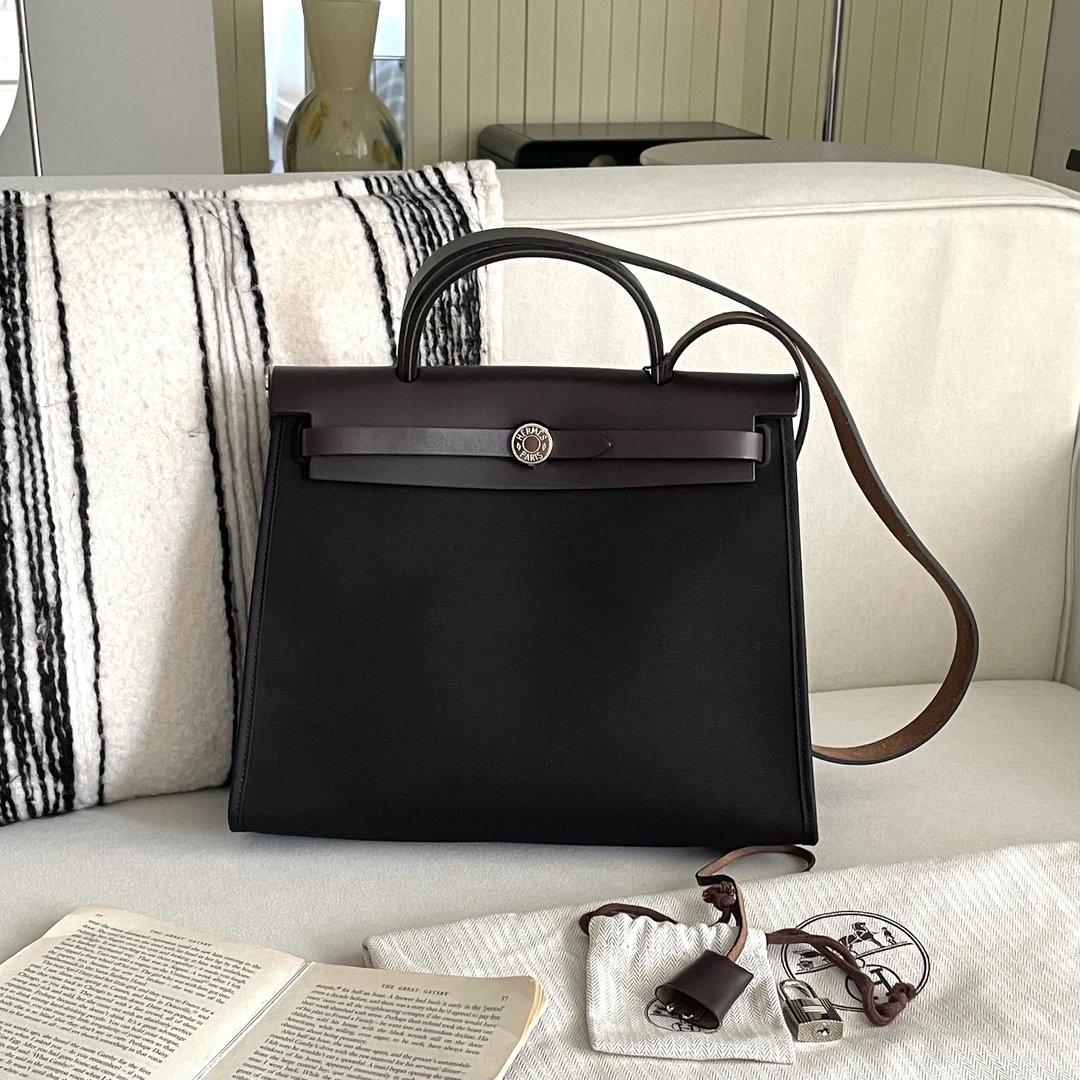 95新 Hermes/爱马仕 黑色帆布拼乌木色银扣Herbag31单肩包 39362