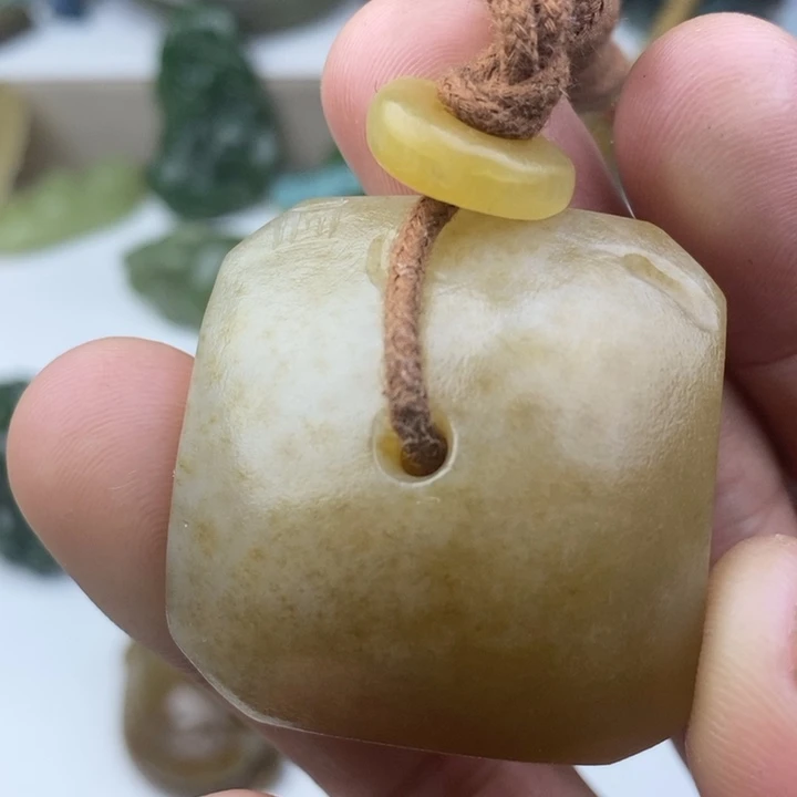 和田玉（糖玉）未镶嵌颈饰