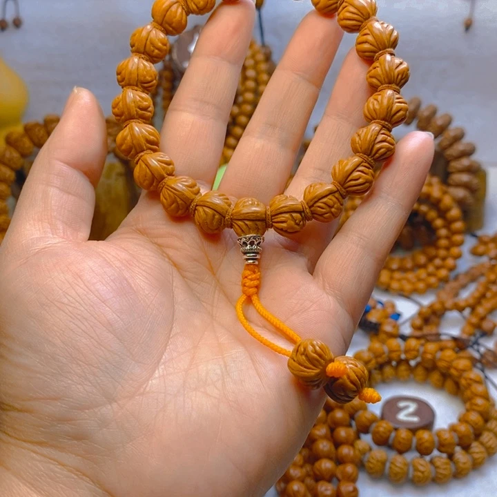 吊坠桃核金蟾籽手持