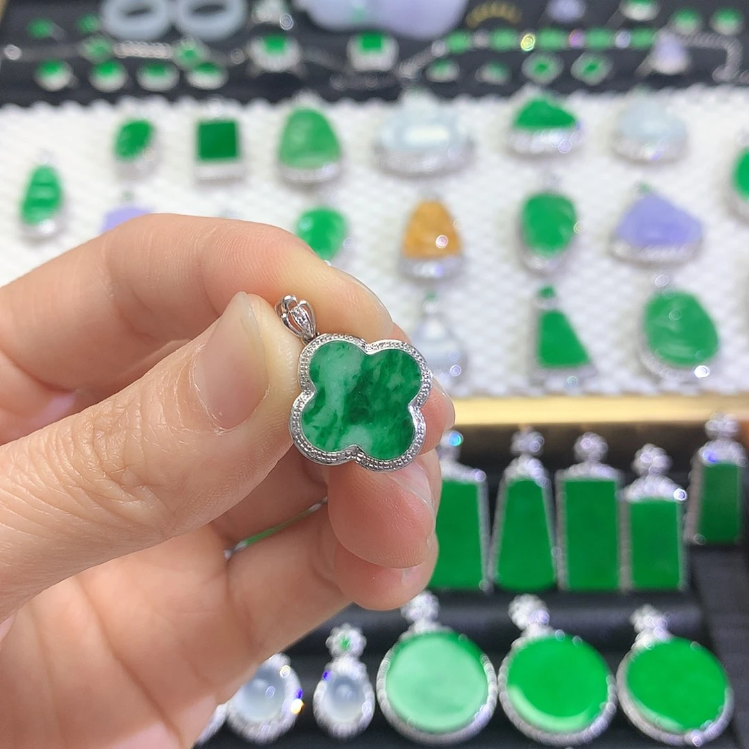 颈饰18K金镶嵌翡翠吊坠