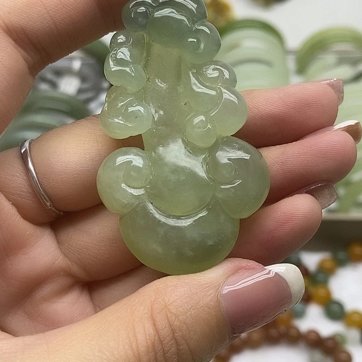 未镶嵌岫玉颈饰如意