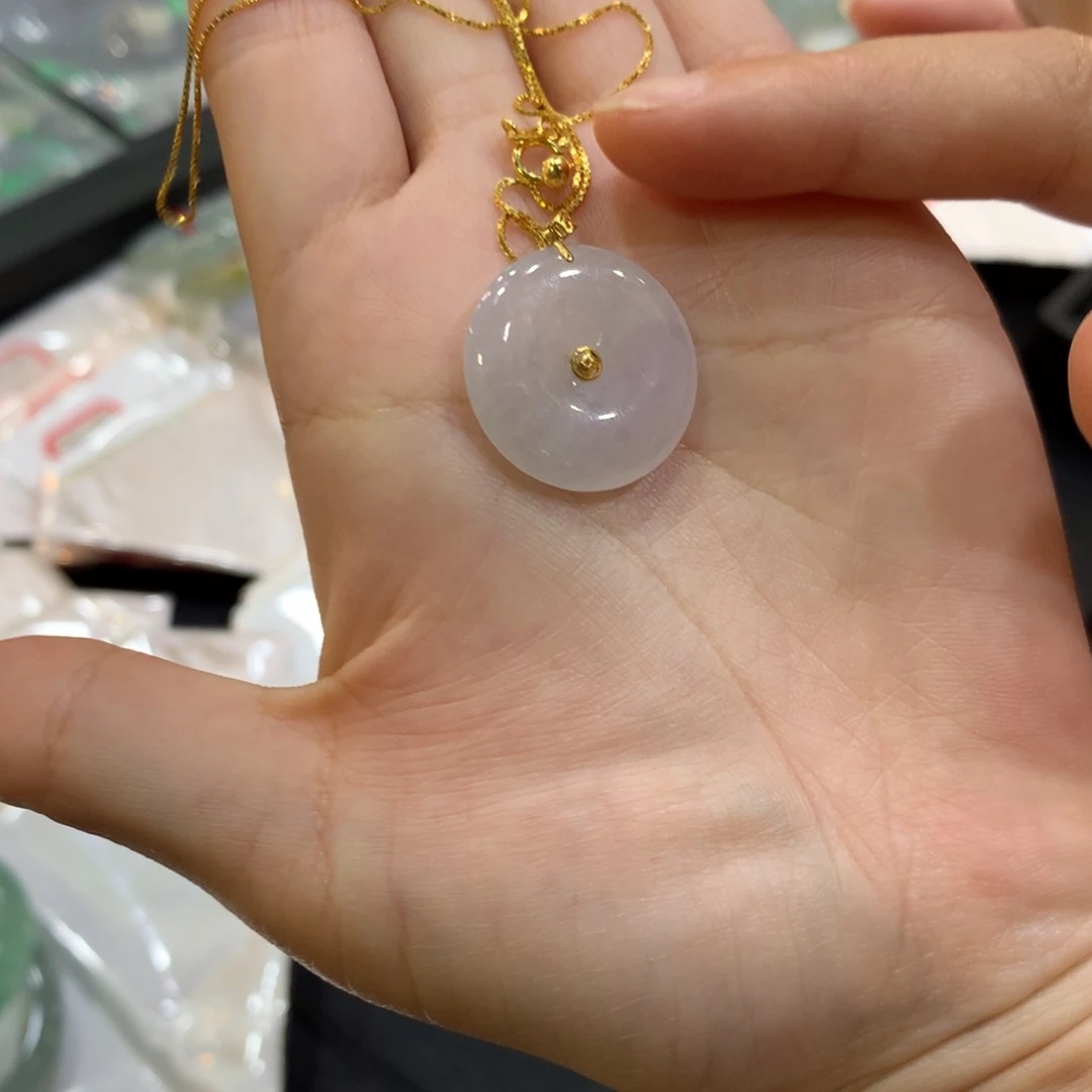 颈饰未镶嵌翡翠请****?翡翠