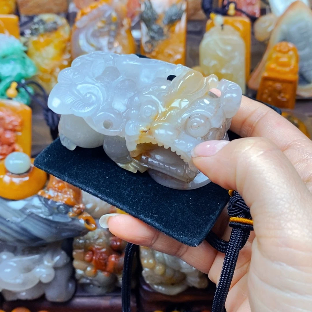 未镶嵌石英质玉（黄龙玉）颈饰