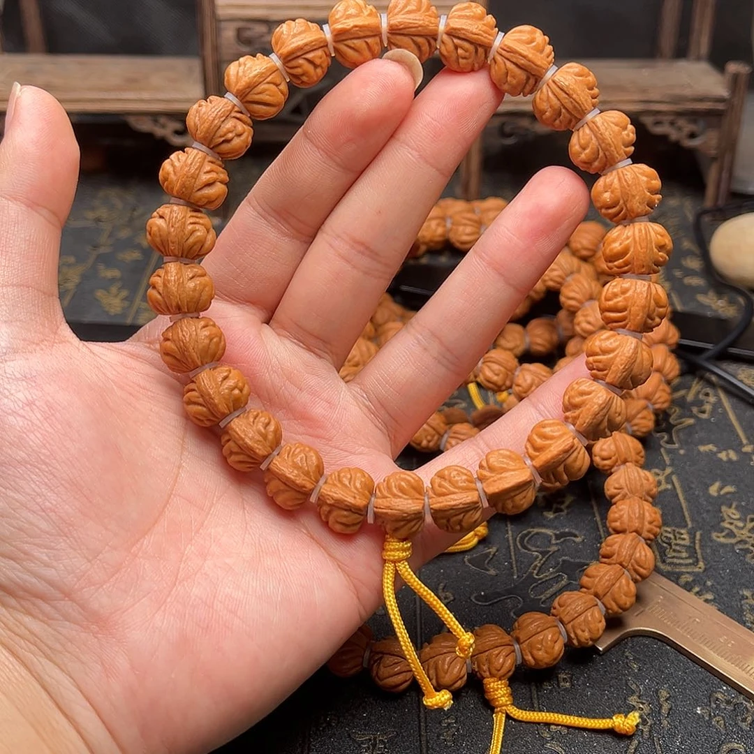 吊坠桃核小金豆手持