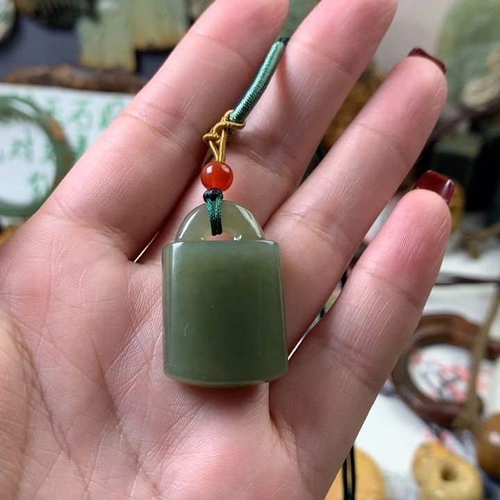 透闪石质玉挂件未镶嵌