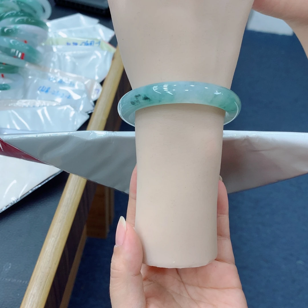 翡翠未镶嵌手镯48小时