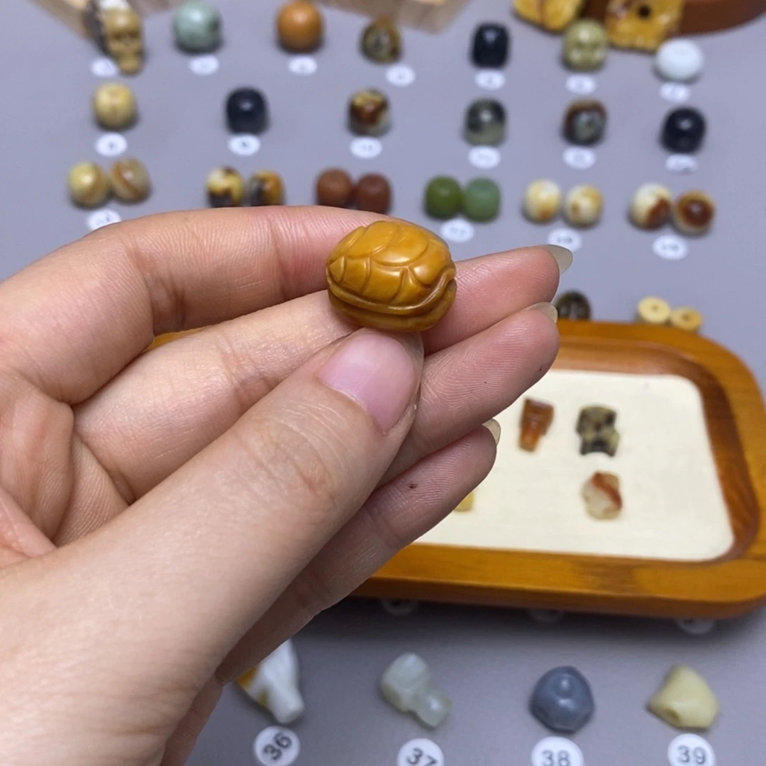 蛇纹石玉配饰合金黄**9