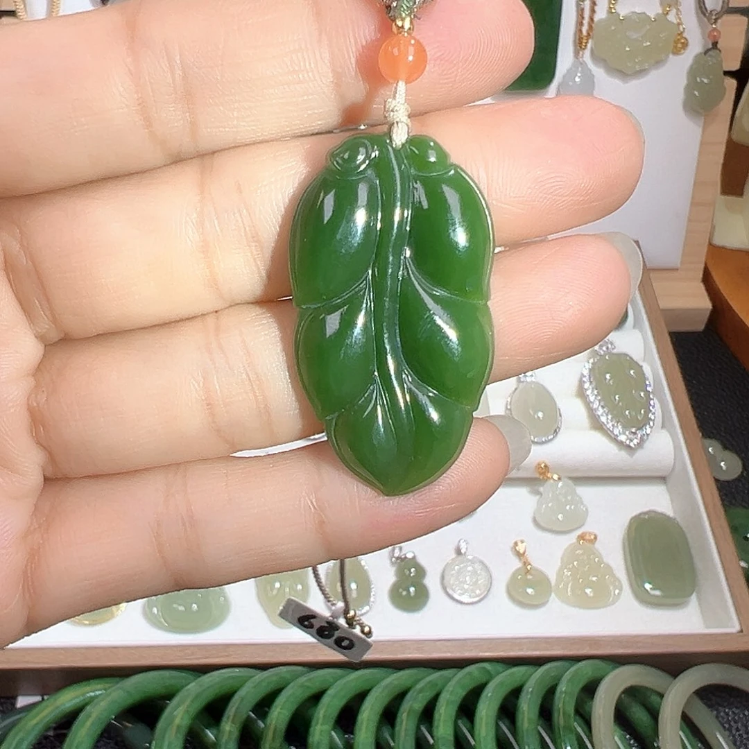 颈饰未镶嵌和田玉（碧玉）