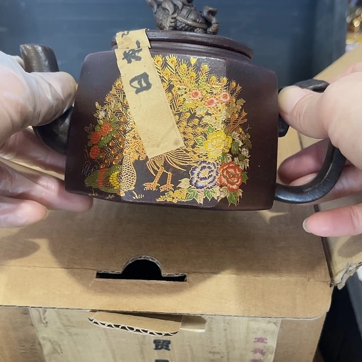 茶壶紫泥原矿泥料手工制作的一把紫砂壶。