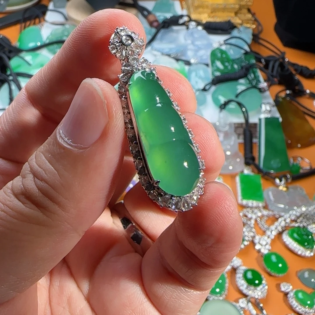 颈饰18K金镶嵌翡翠冰绿福豆