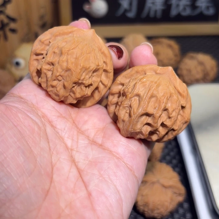 文玩核桃吊坠41图图一对核桃