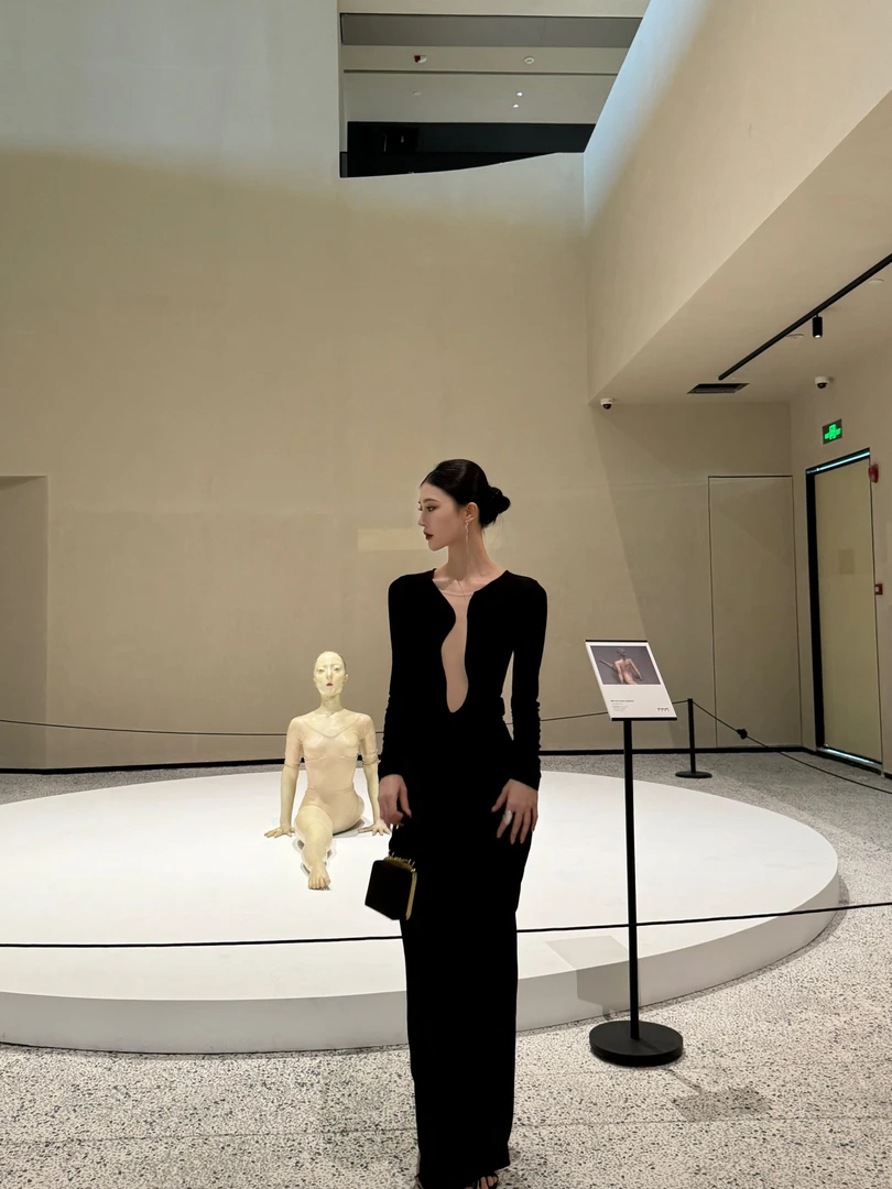 HEYI【自成焦点】镂空连体衣秋季小众设计黑色上衣+褶皱高腰半裙