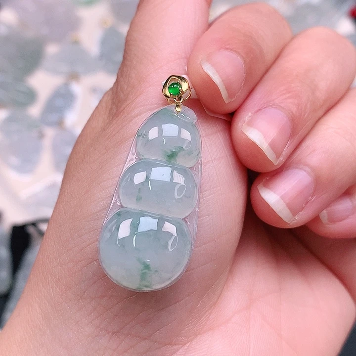 翡翠颈饰18K金镶嵌飘绿大豆子