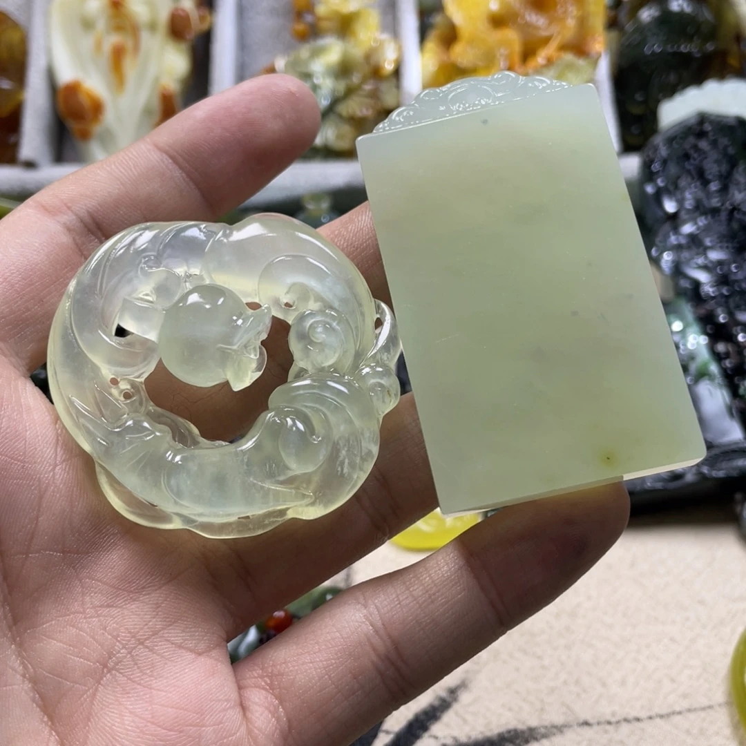 郑***雁蛇纹石玉未镶嵌颈饰