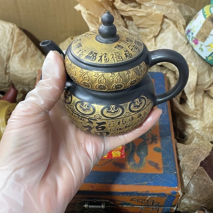 茶壶紫砂原矿泥料手工制作的一把紫砂壶。