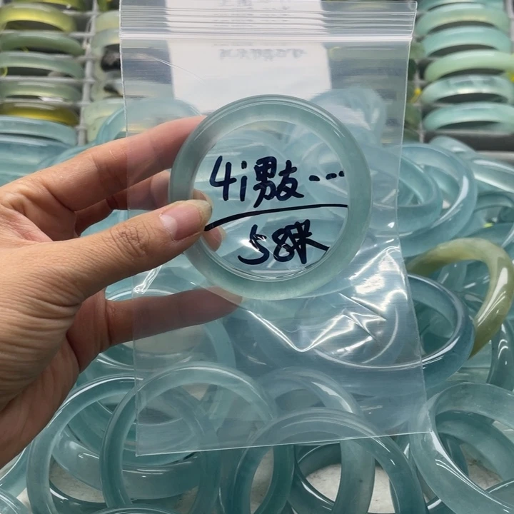 4***夜未镶嵌手镯石英质玉