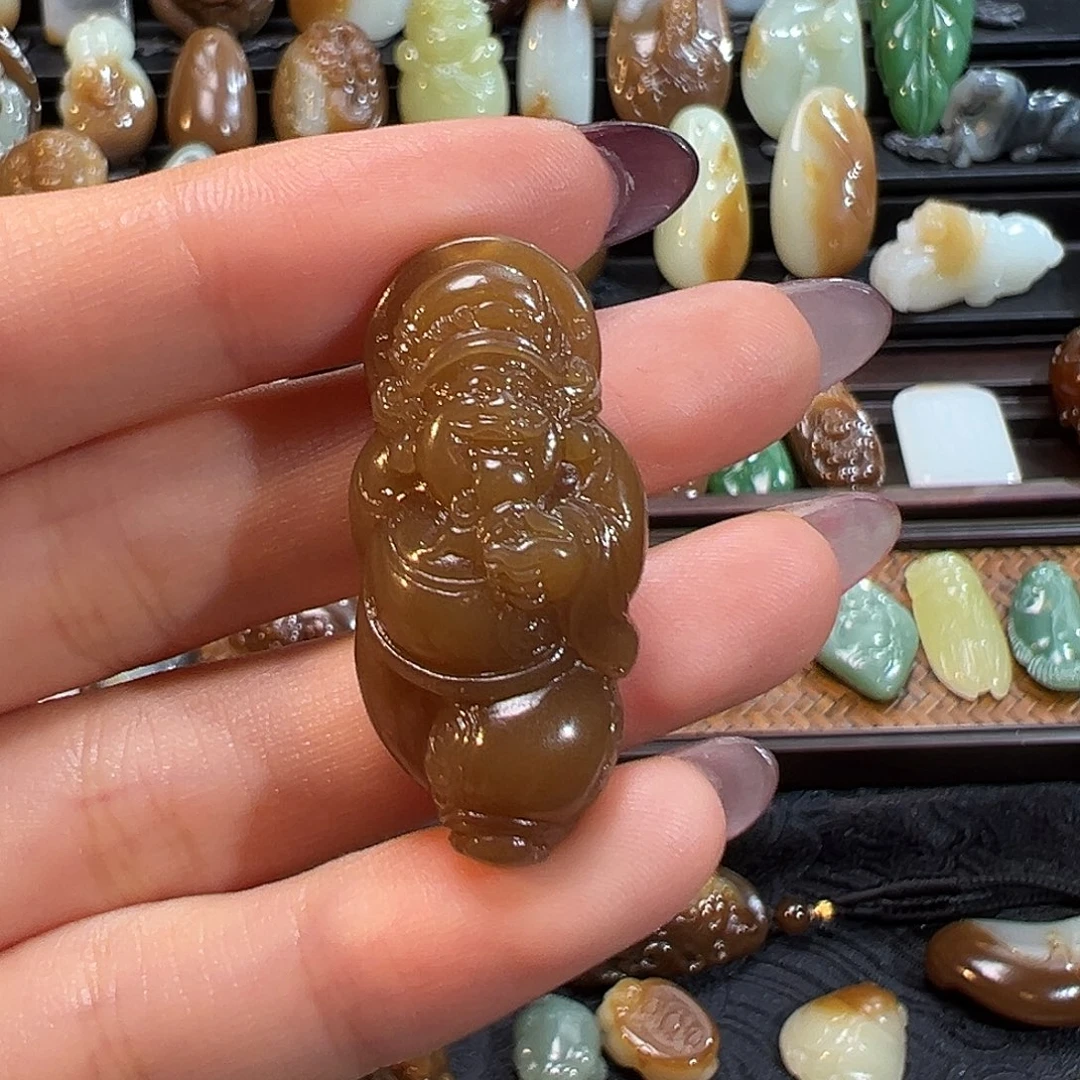 L***一和田玉未镶嵌颈饰