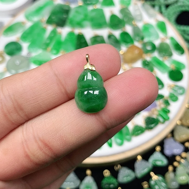用***3翡翠18K金镶嵌颈饰飘绿葫芦
