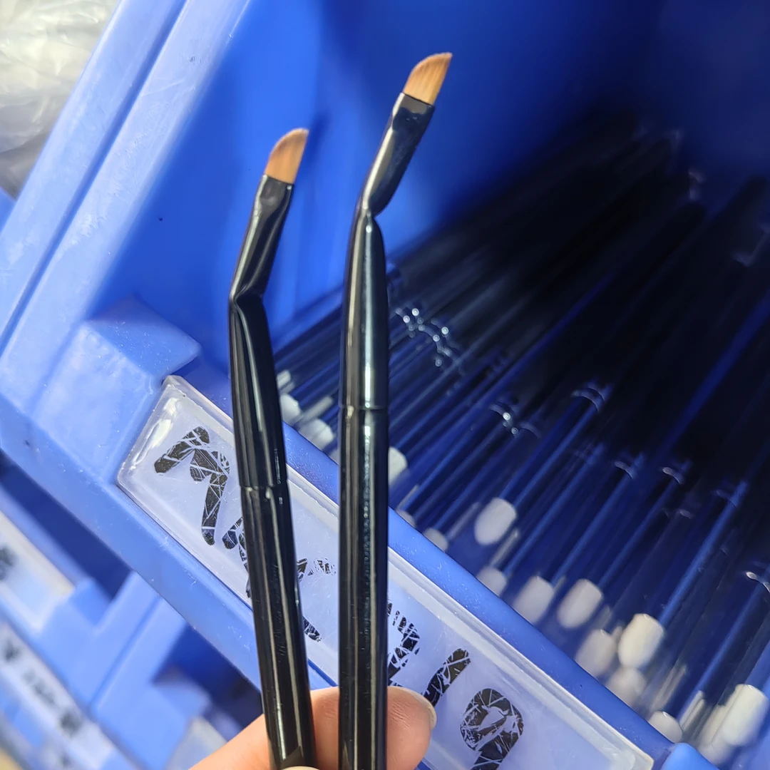 叠中叠！奥三胎同款折角镰刀眼线刷