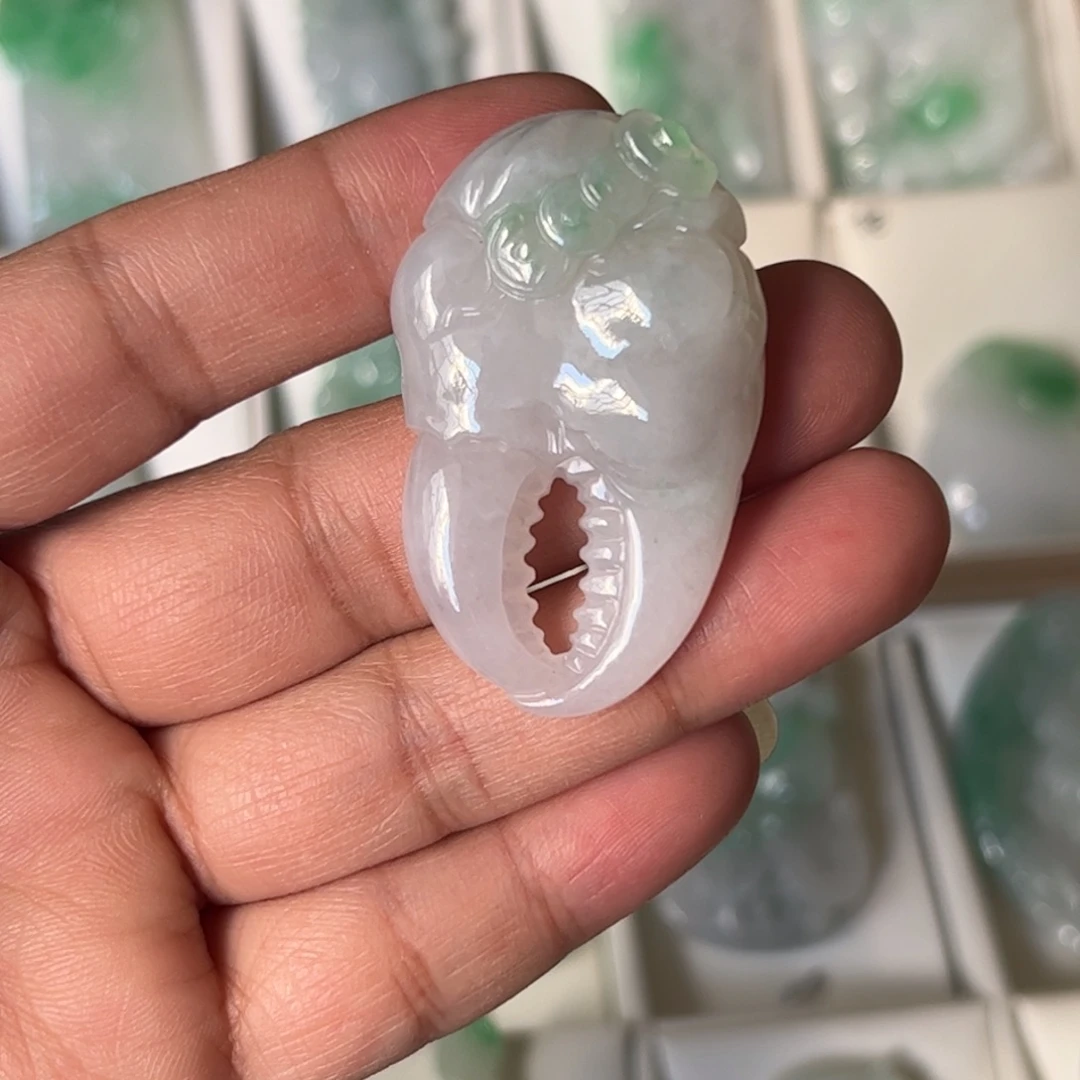 翡翠未镶嵌颈饰有钱