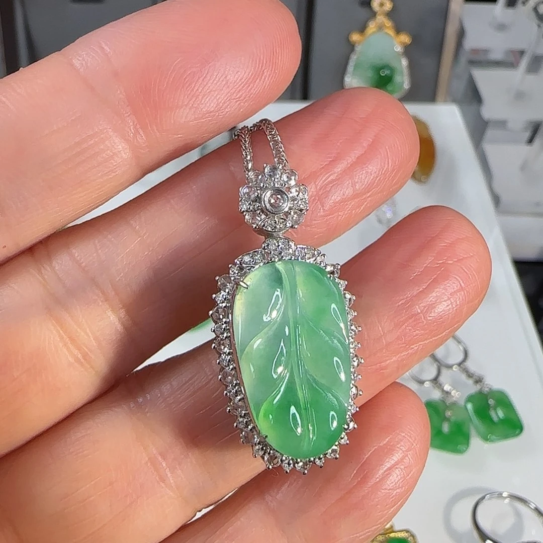 翡翠18K金镶嵌颈饰