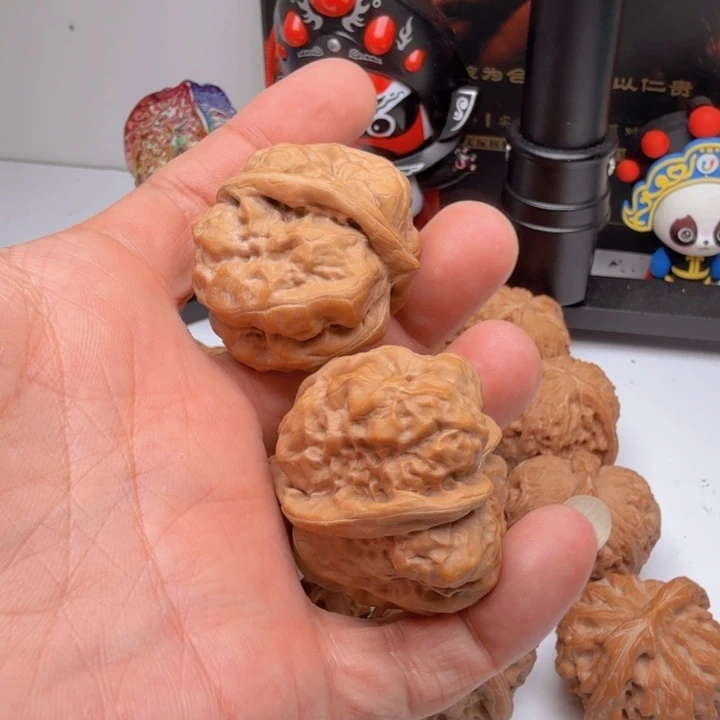 伍***＝蛤蟆头核桃文玩把件