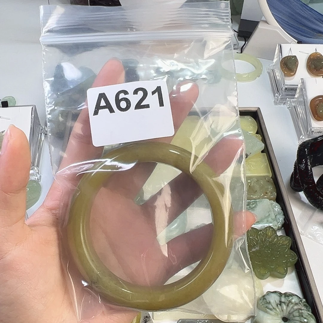 蛇纹石玉手镯未镶嵌榴***.