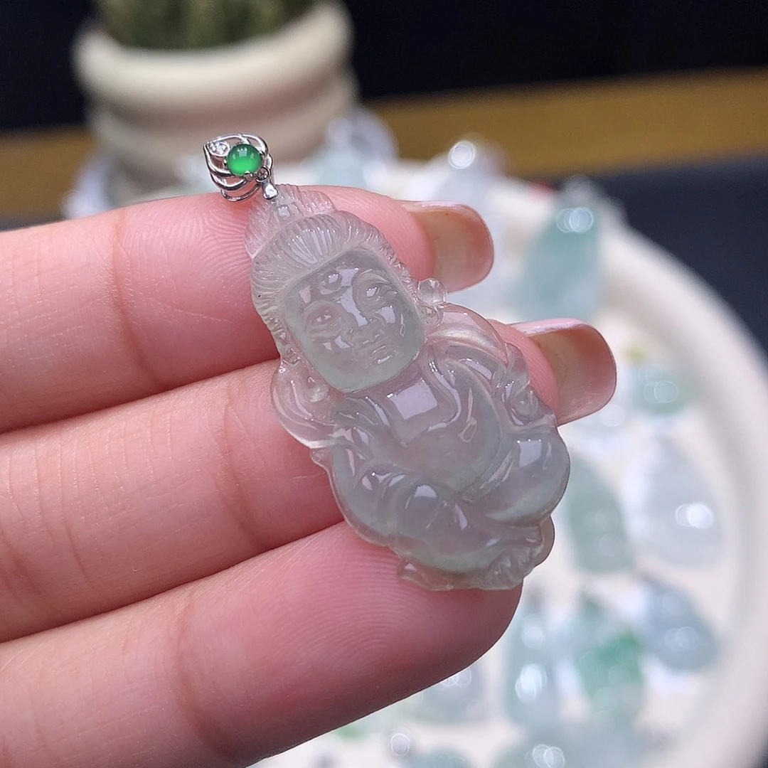 颈饰18K金镶嵌翡翠观音