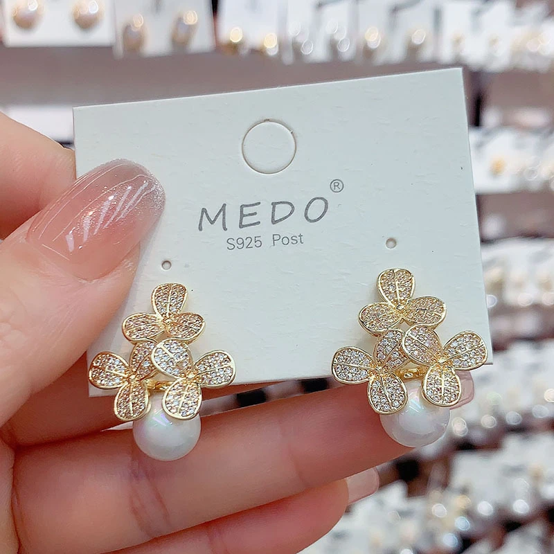 铜合金耳饰 时尚微镶花瓣耳钉女小众百搭网红银针耳环高级感 耳饰