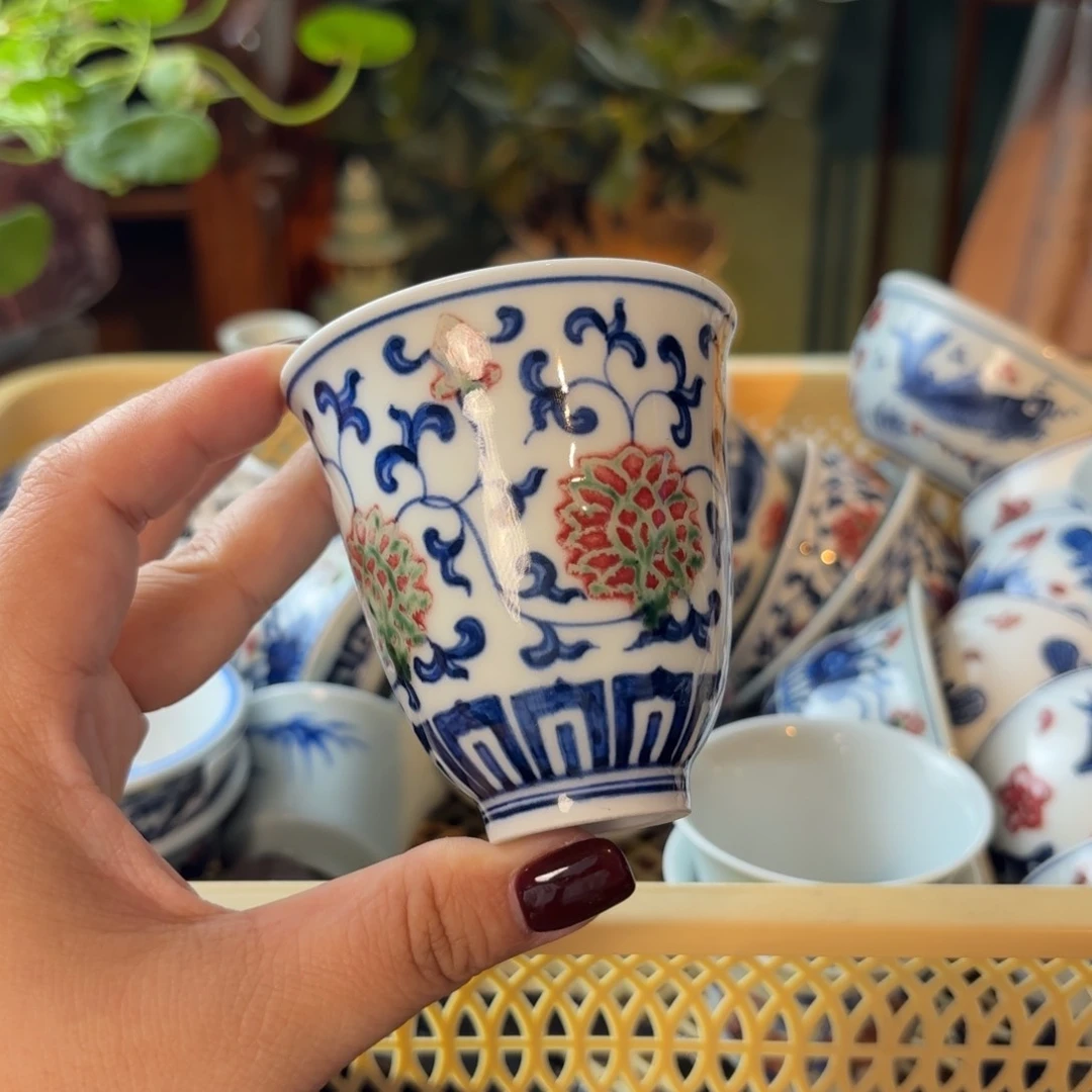 青花釉里红缠枝莲闻香杯