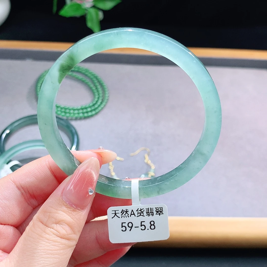 未镶嵌手镯（圆镯）翡翠