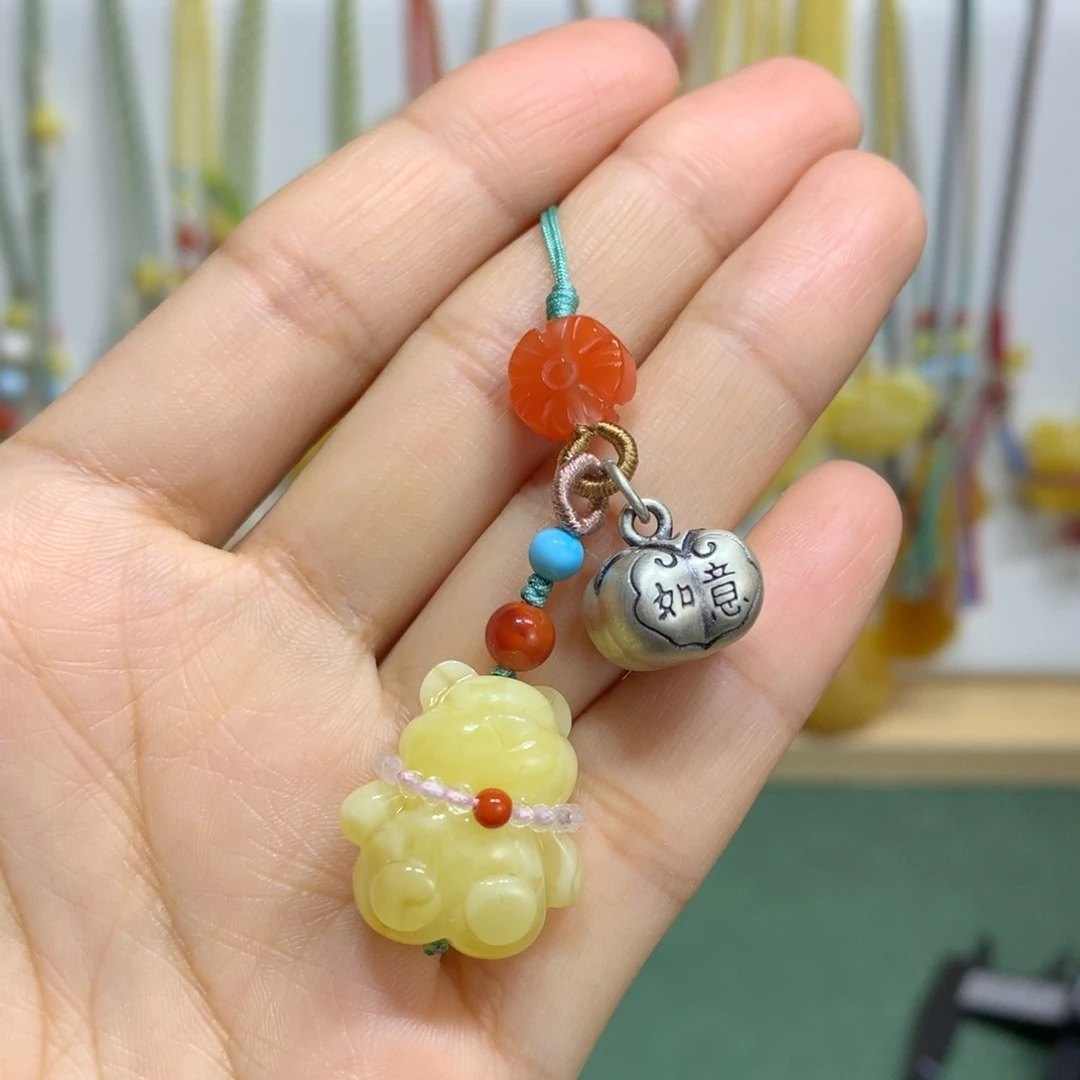 蜜蜡裸石足银镶嵌手机挂