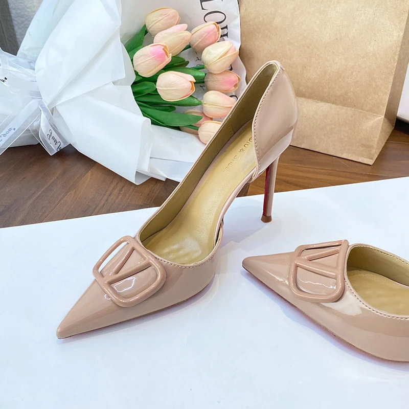 裸色V扣红底高跟鞋女2025夏款尖头细跟漆皮气质单鞋