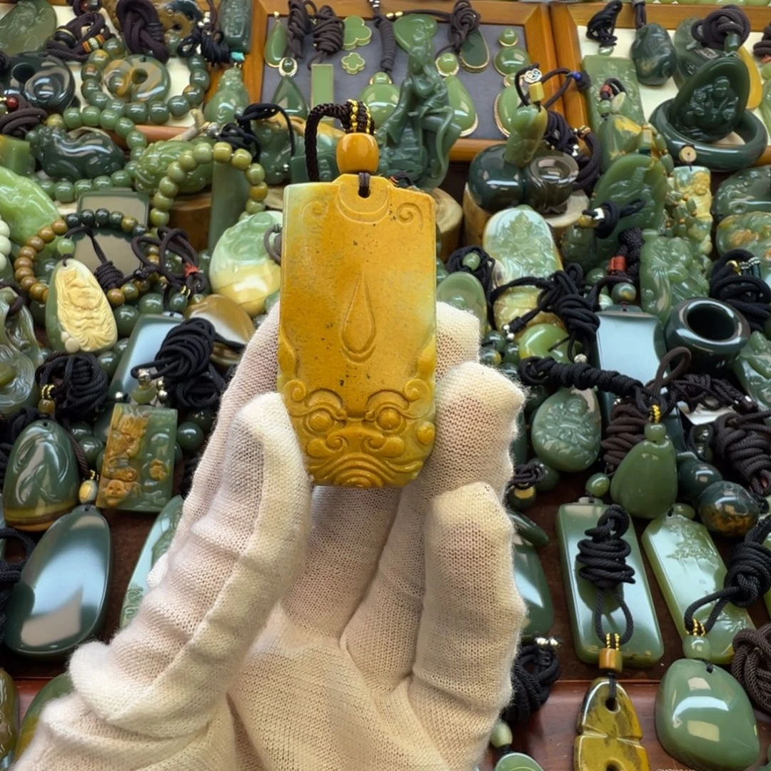 大***粗岫岩河磨玉（透闪石质玉）未镶嵌挂件