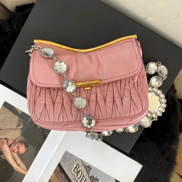 95新 MIU MIU/缪缪 Miumiu 粉色褶皱宝石链条腋下包