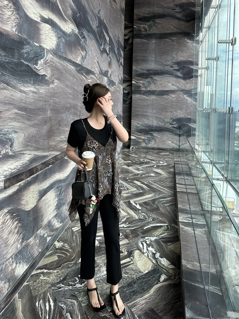 琪琪怪怪T37380QD【风格实验】纯色圆领T恤+不规则拼接碎花两件套