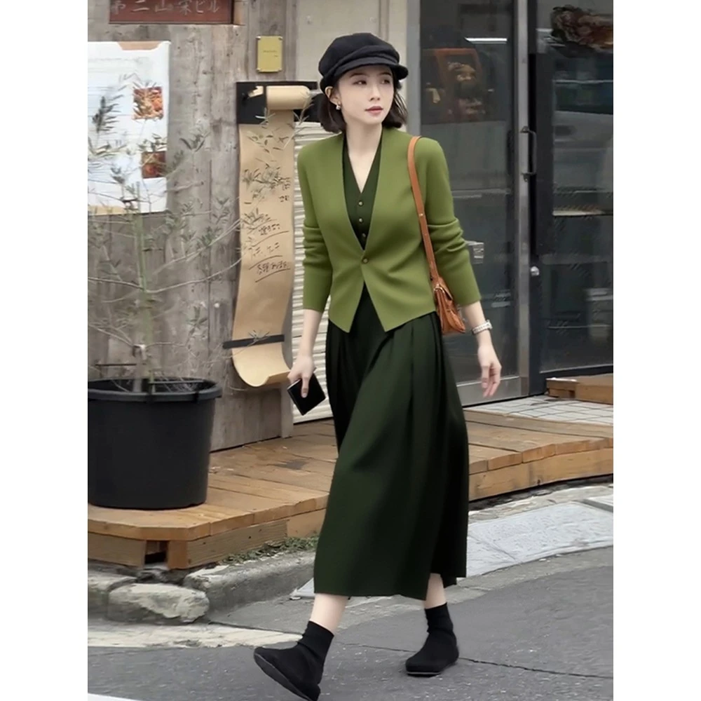 2025秋巨好看秋季一整套轻奢高级感大方得体绿色针织衫吊带裙套装